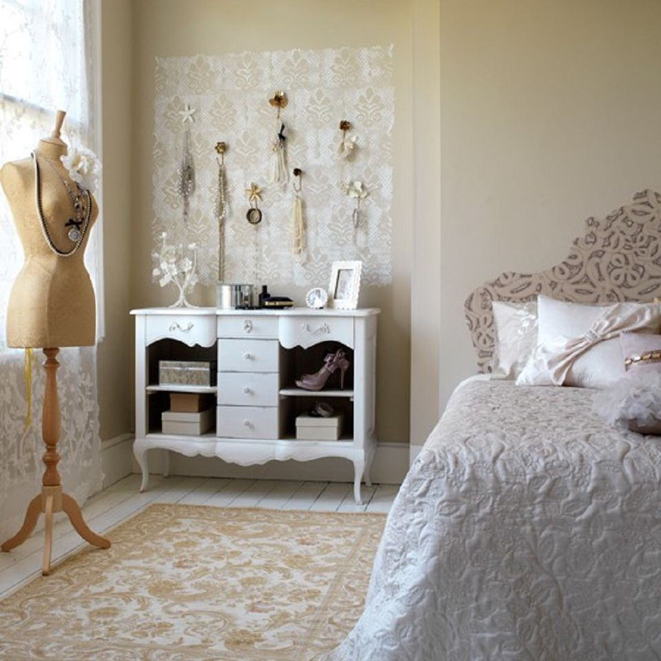 DIY Vintage Room Decor
 Tips and Ideas for Decorating a Bedroom in Vintage Style