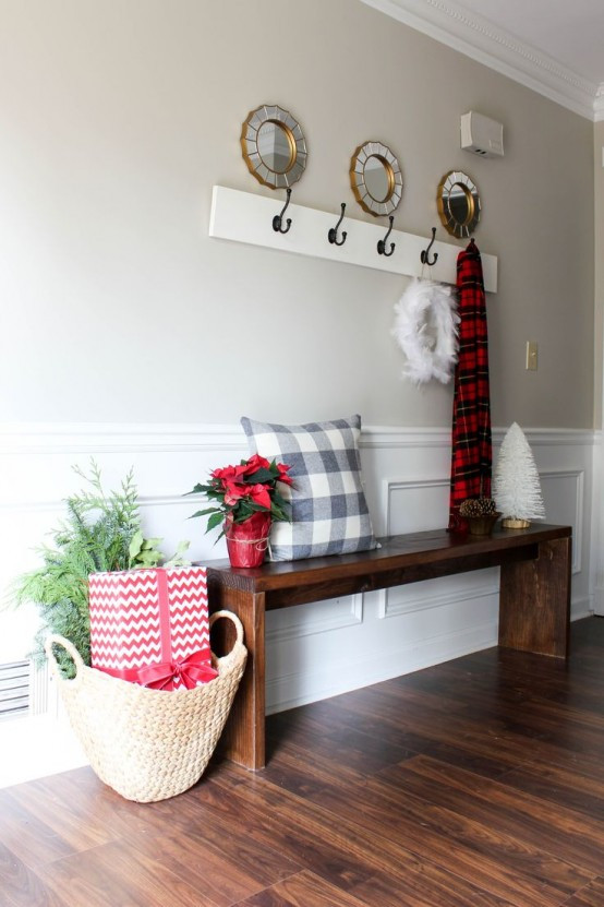 Entryway Christmas Decorating Ideas
 23 Wel ing And Cozy Christmas Entryway Décor Ideas