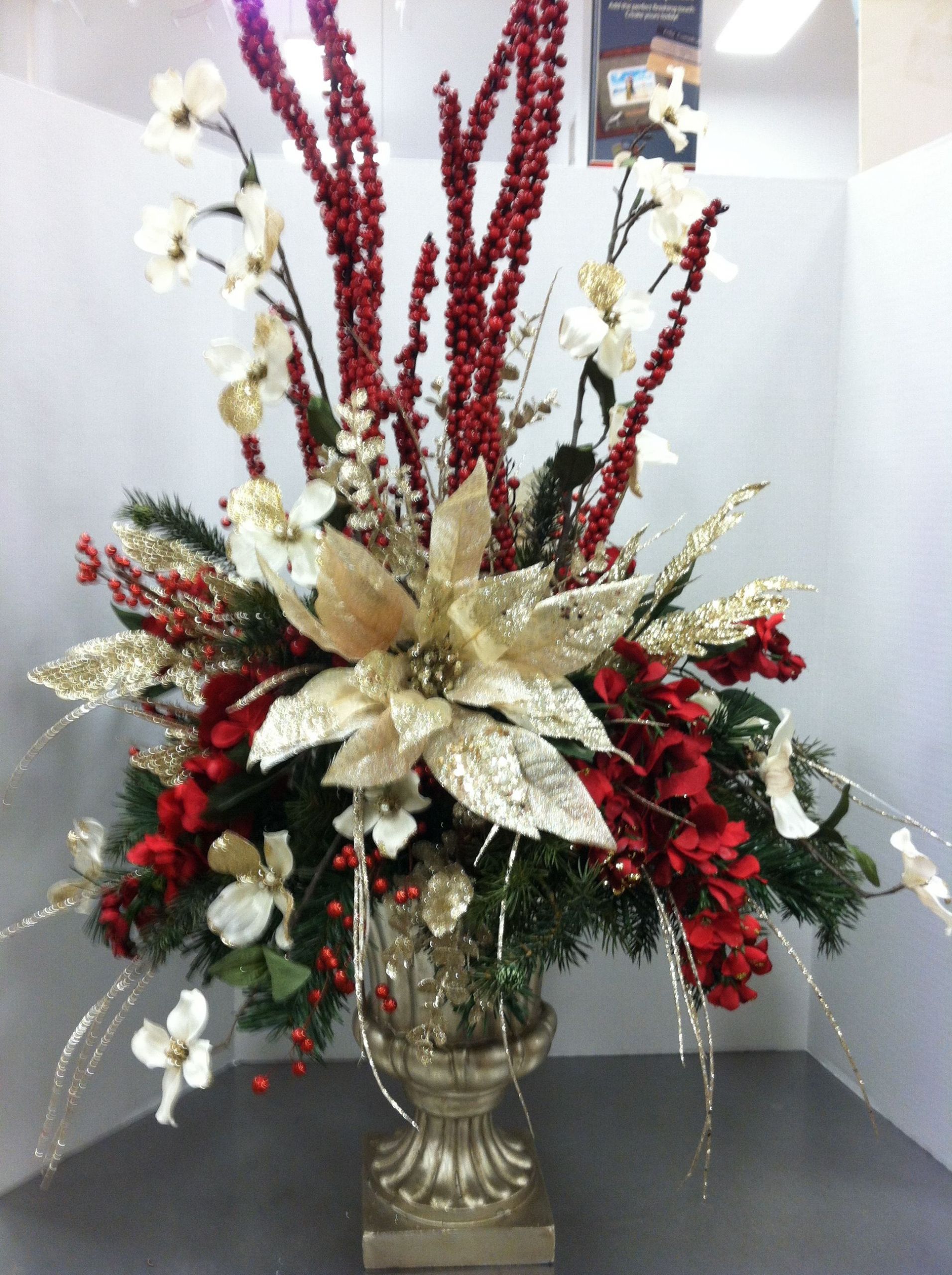 Homemade Christmas Flower Arrangements
 Trina this would be beautiful for Christmas arrangement