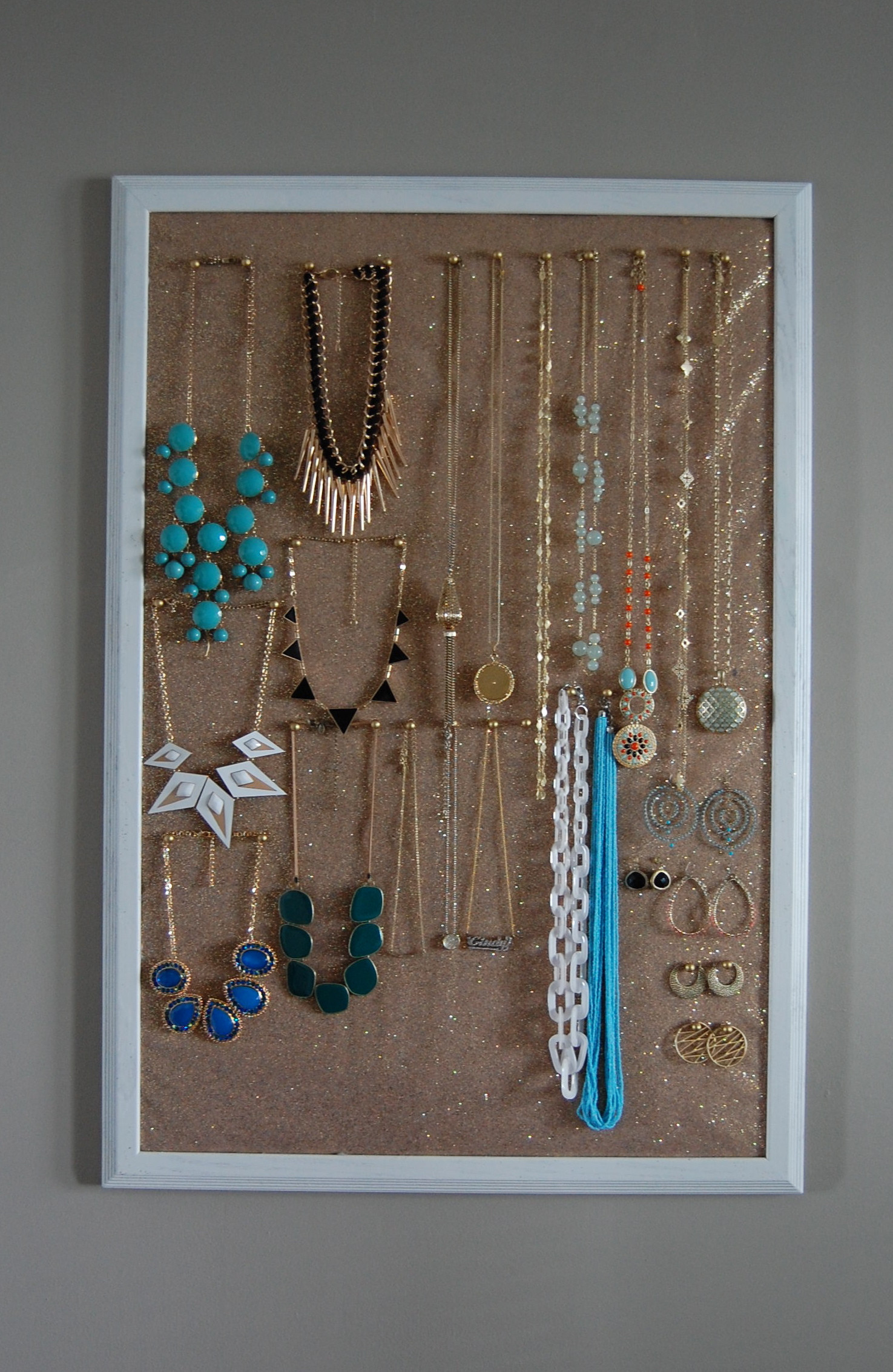 Necklace Organizer DIY
 DIY Jewelry Holder
