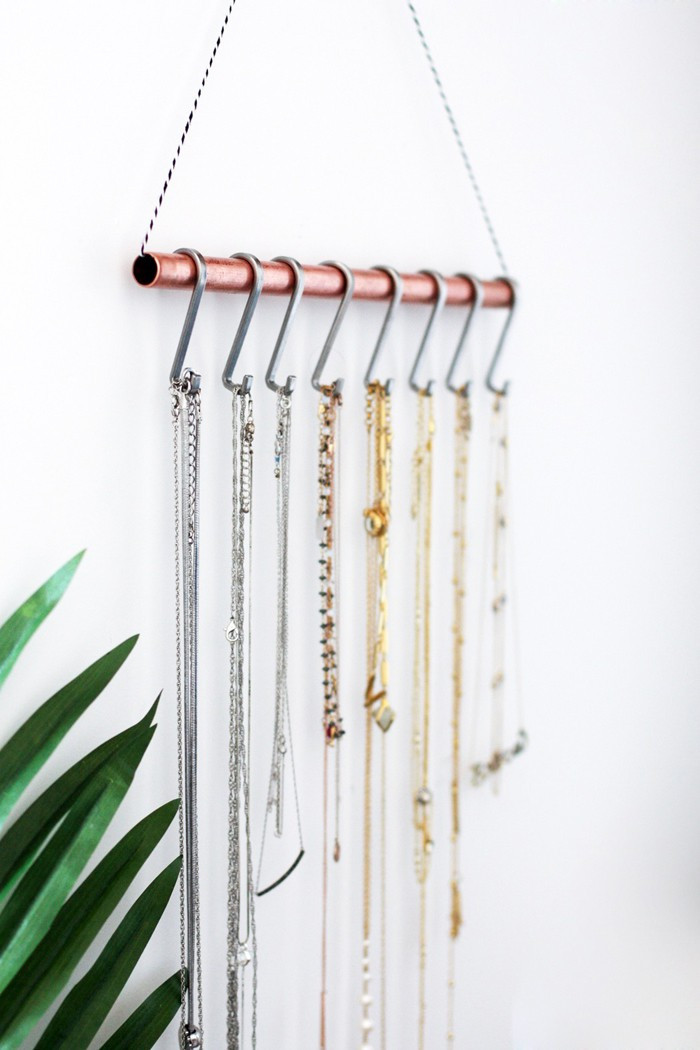 Necklace Organizer DIY
 DIY Necklace Holder for the minimalist