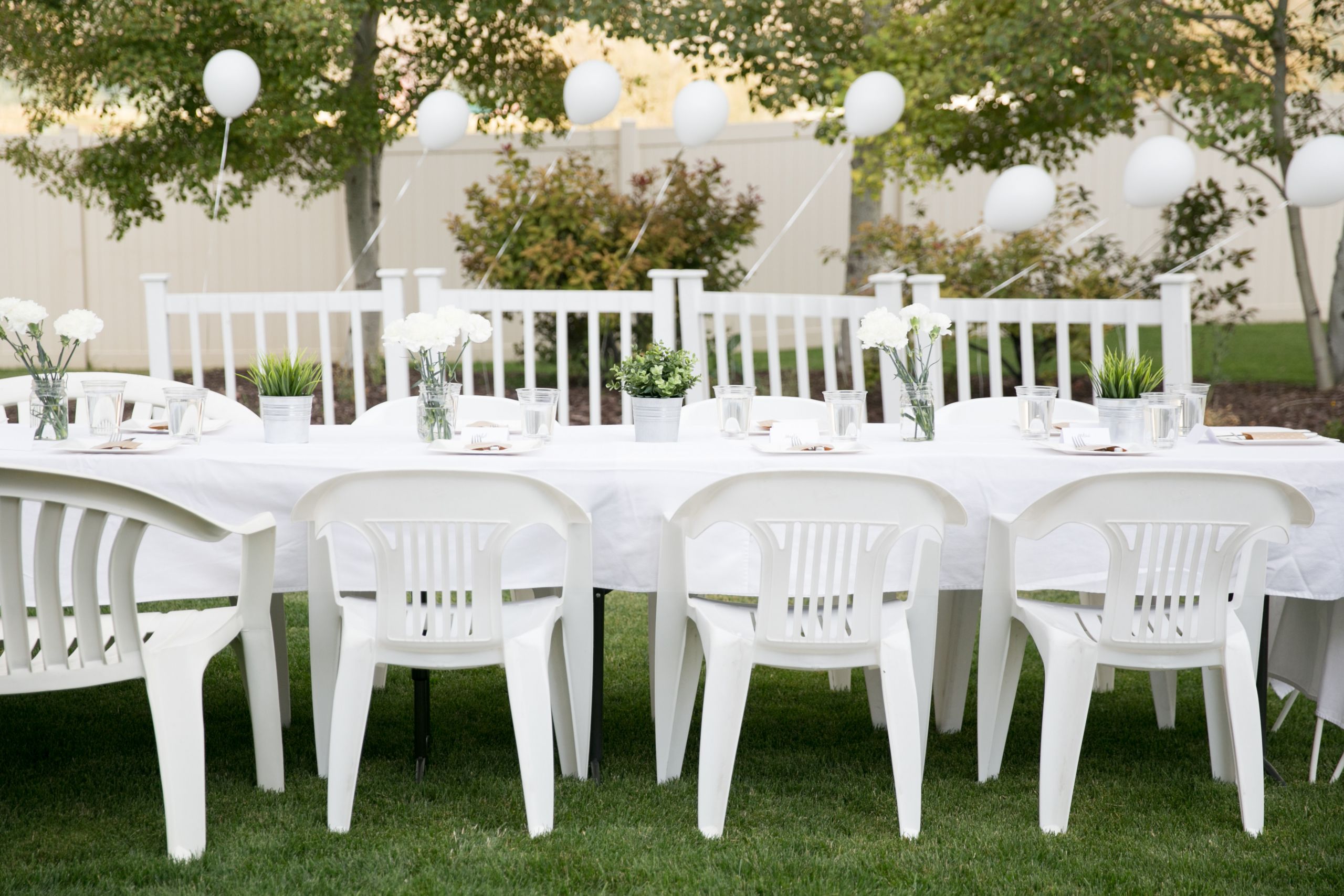 All White Backyard Party Ideas
 How to Throw an All White Dinner Party A Diner En Blanc