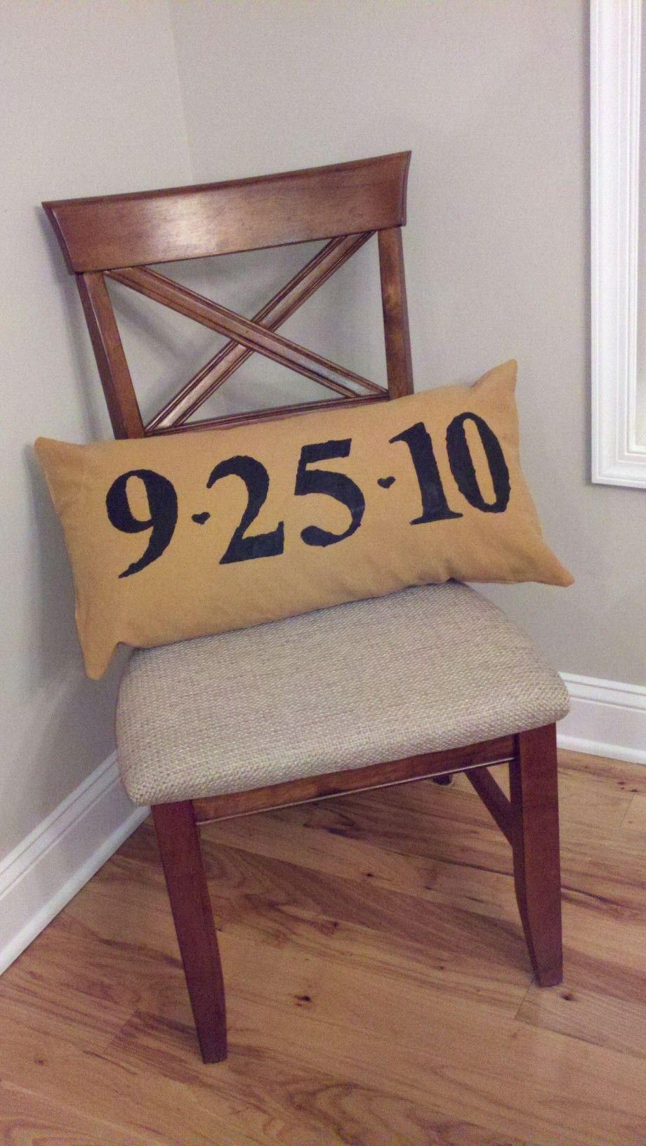 Anniversary Gift For Parents DIY
 DYI Wedding Anniversary Pillow This would be a really