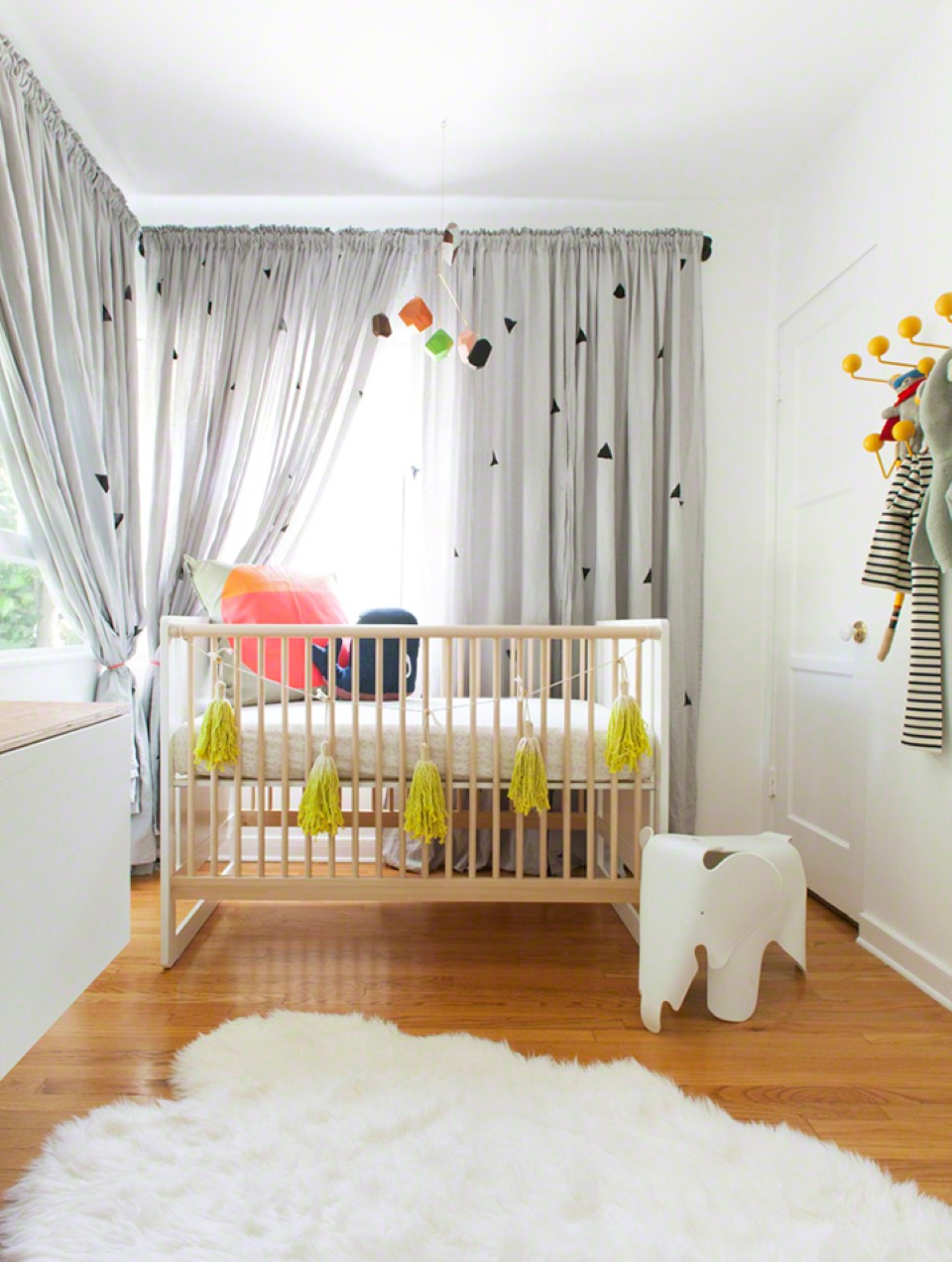 Baby Nursery Decor Modern
 Modern and Minimalist Baby Nursery Furniture Ideas Amaza