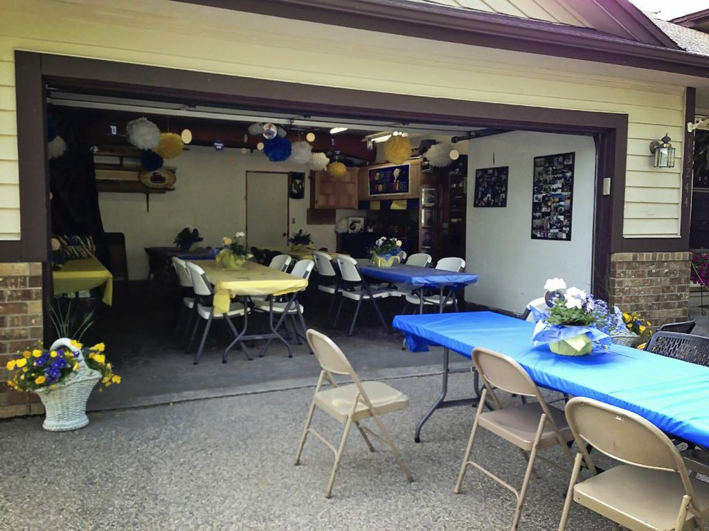 Backyard Graduation Party Ideas
 Graduation Party Ideas Garage Party