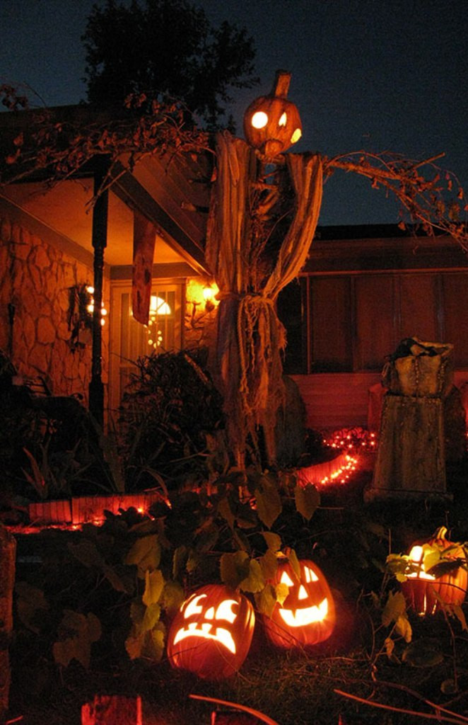 Backyard Halloween Decorations
 10 Outdoor Halloween Decorations Ideas
