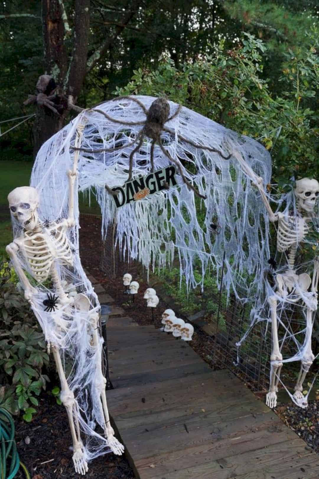 Backyard Halloween Decorations
 Let’s Boo Your Neighbors with These 15 Outdoor Halloween