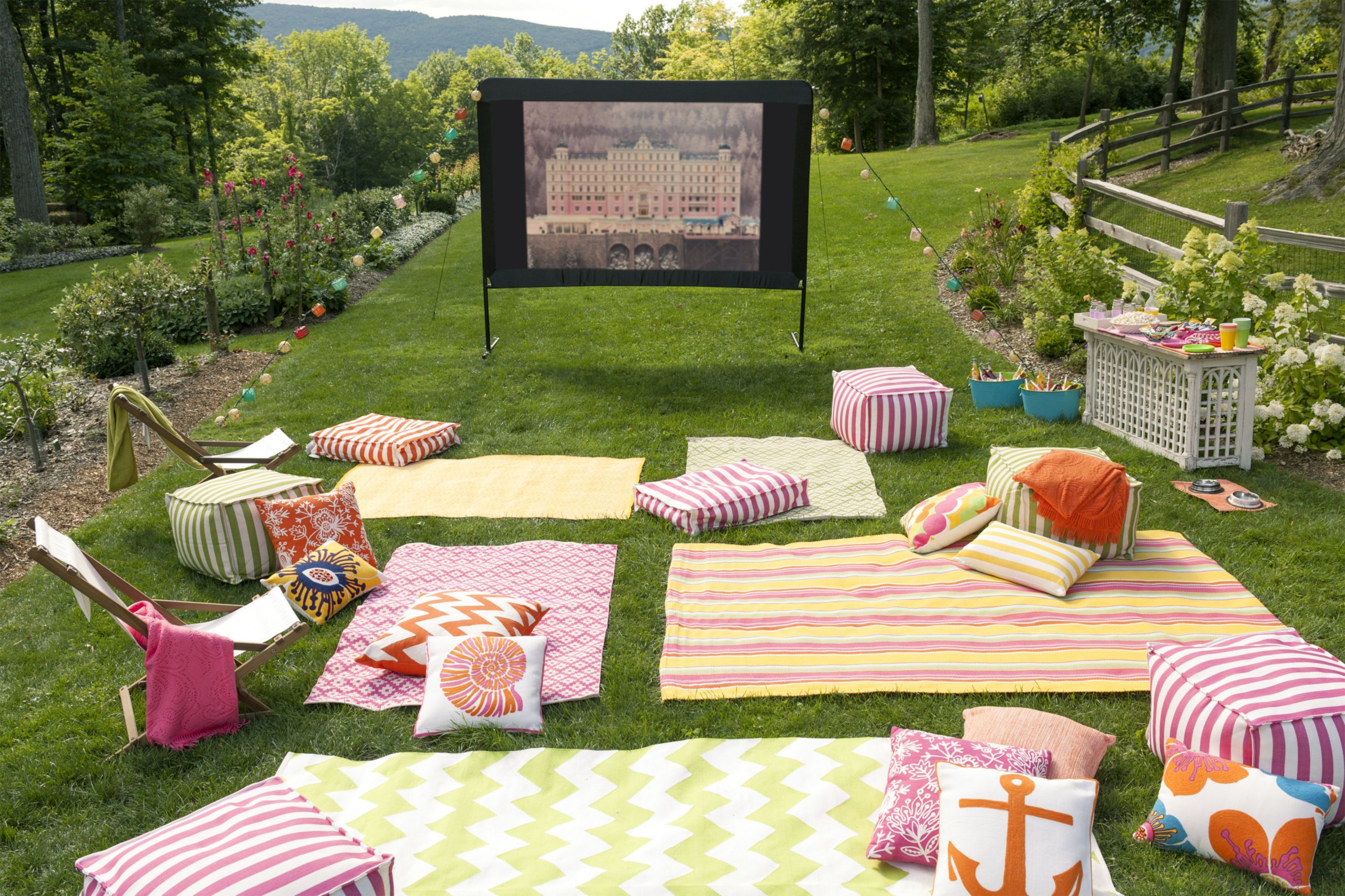 Backyard Party Seating Ideas
 10 Tips for Hosting an Outdoor Movie Night