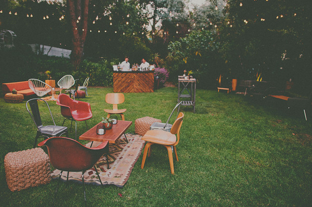 Backyard Party Seating Ideas
 Bar dans le jardin Eclectic outdoor seating arrangements