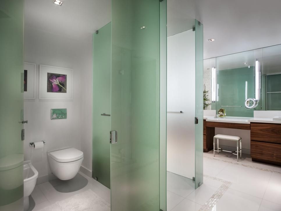 Bathroom Partition Walls
 Green glass makes for sophisticated partition walls in the