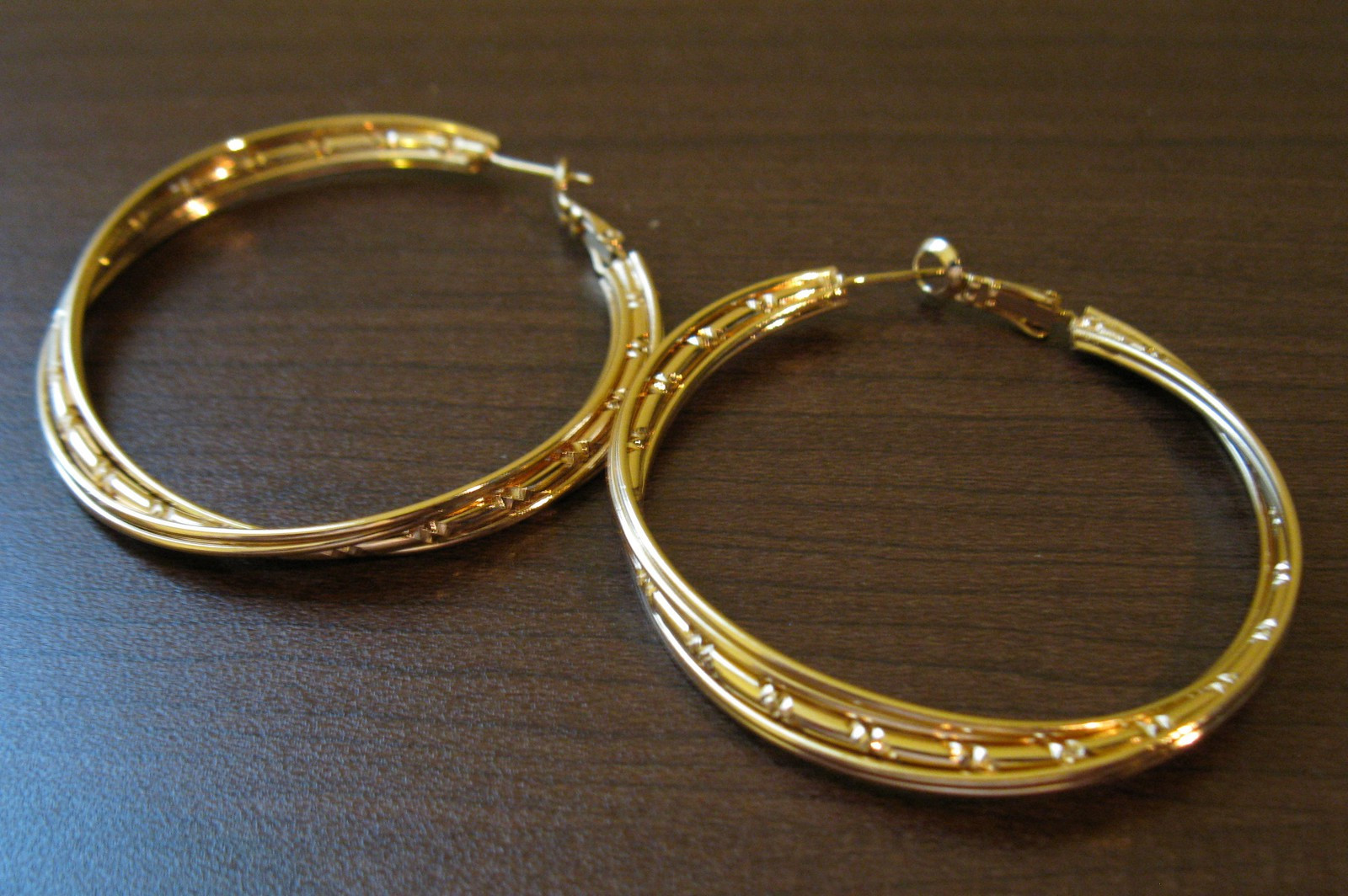 Big Gold Earrings
 Chic Gold Hoop Pierced Earrings Beautiful & New