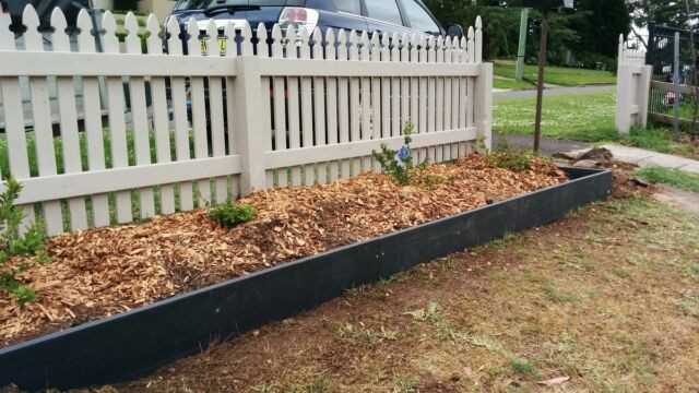 Black Landscape Edging
 200mm High Black Recycled Plastic Garden Edging Curves