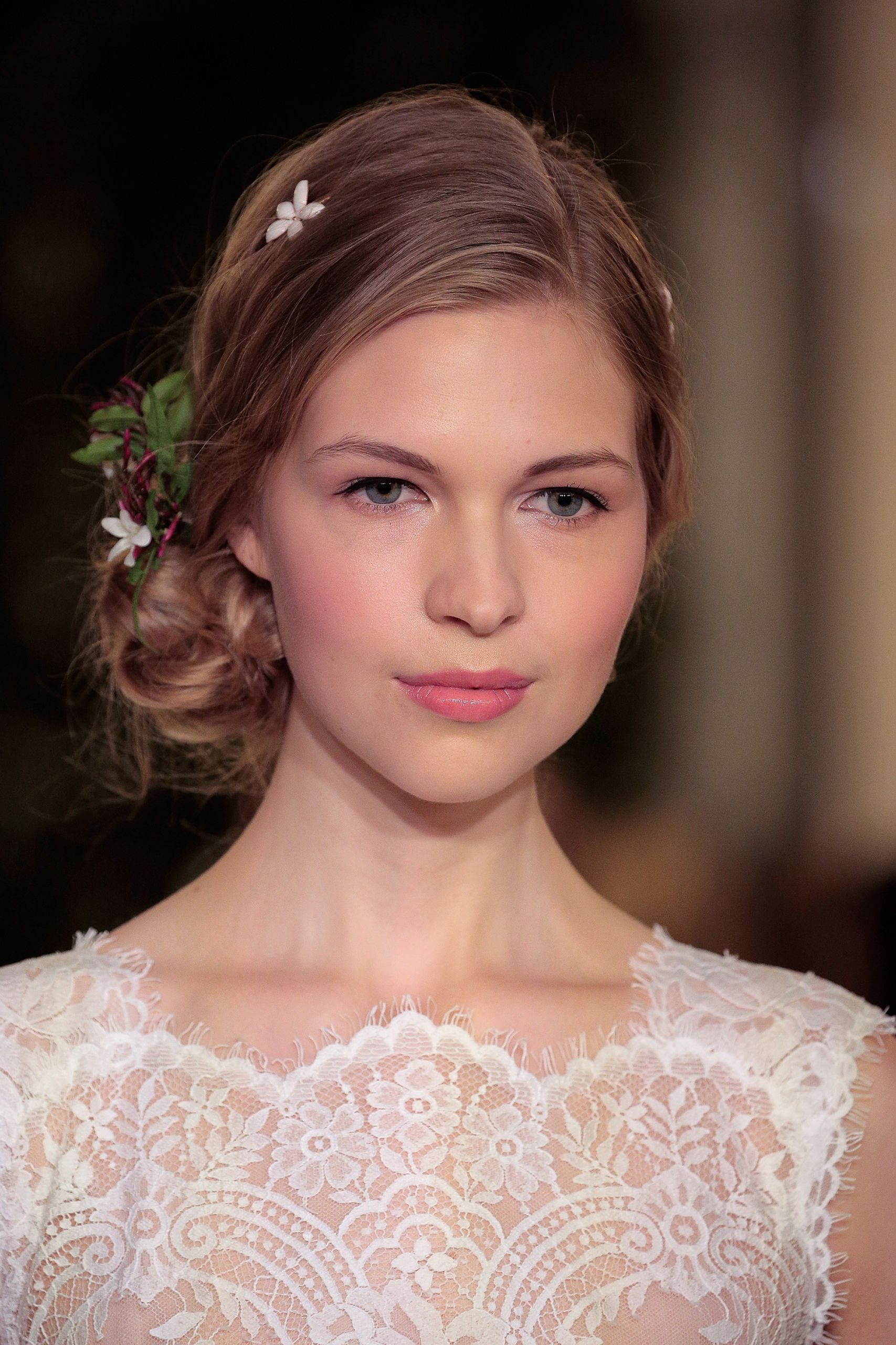 Brides Make Up
 15 Essential Bridal Makeup Tips for Your Big Day