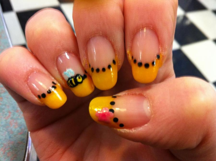 Bumble Bee Nail Art
 Black and Yellow bumble bee nails by UsagiHimesama on