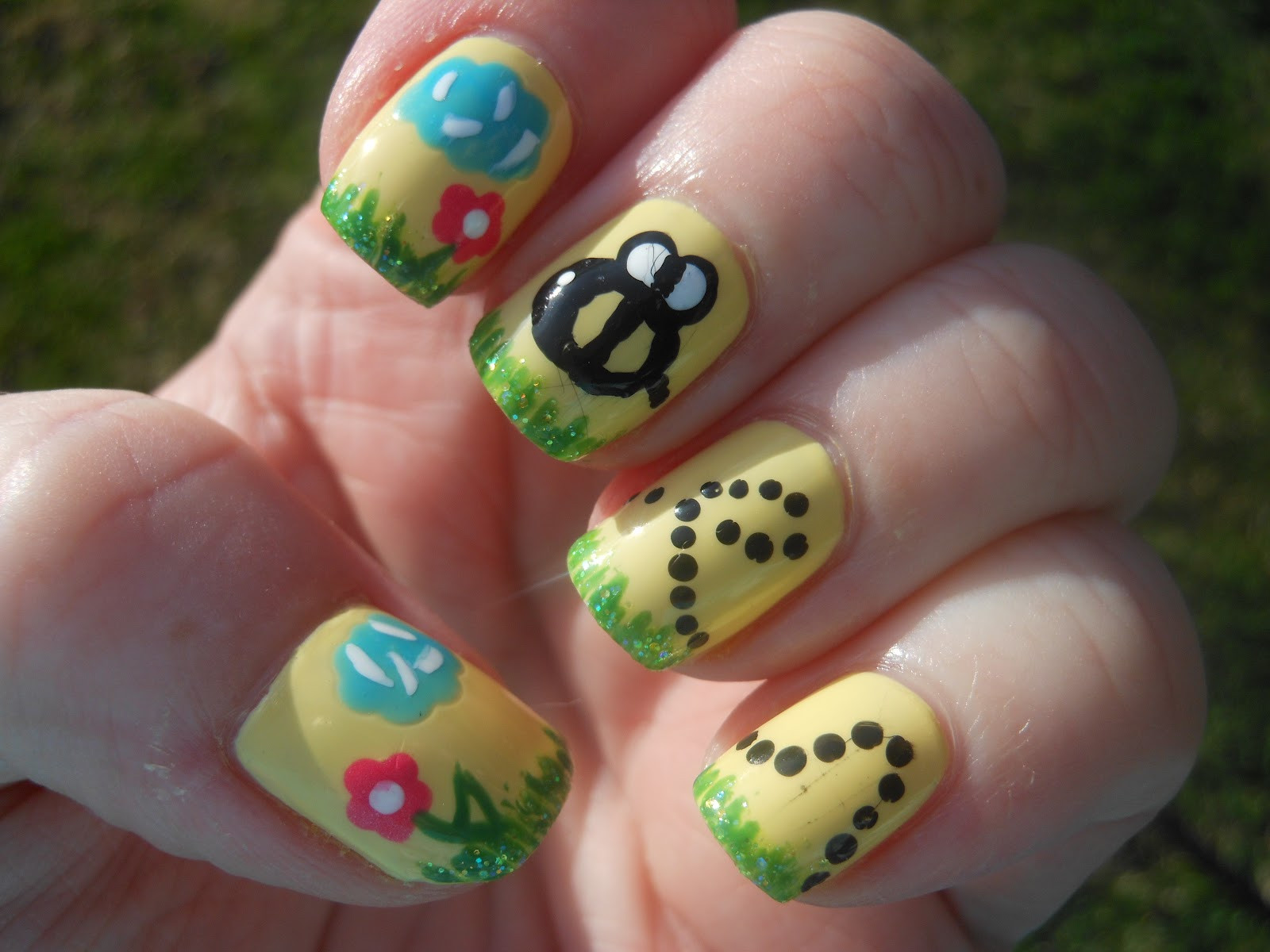 Bumble Bee Nail Art
 The Polished Momma Bumble Bee and Flowers Nail Art