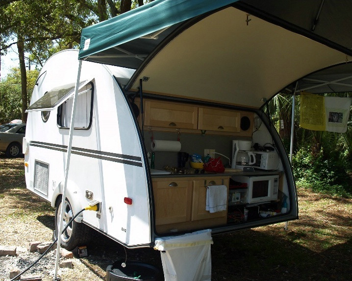 Camper With Outdoor Kitchen
 Small RV outdoor kitchen