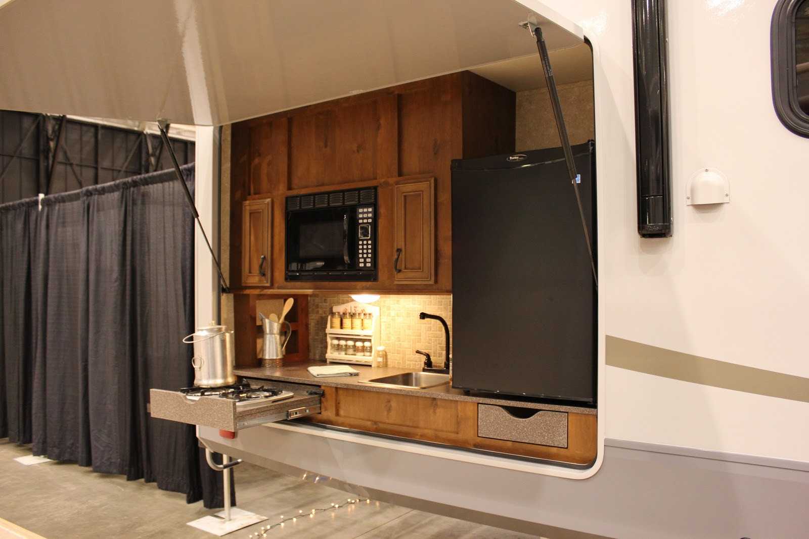 Camper With Outdoor Kitchen
 2012 Ohio RV Supershow Outdoor Kitchens Gr8LakesCamper