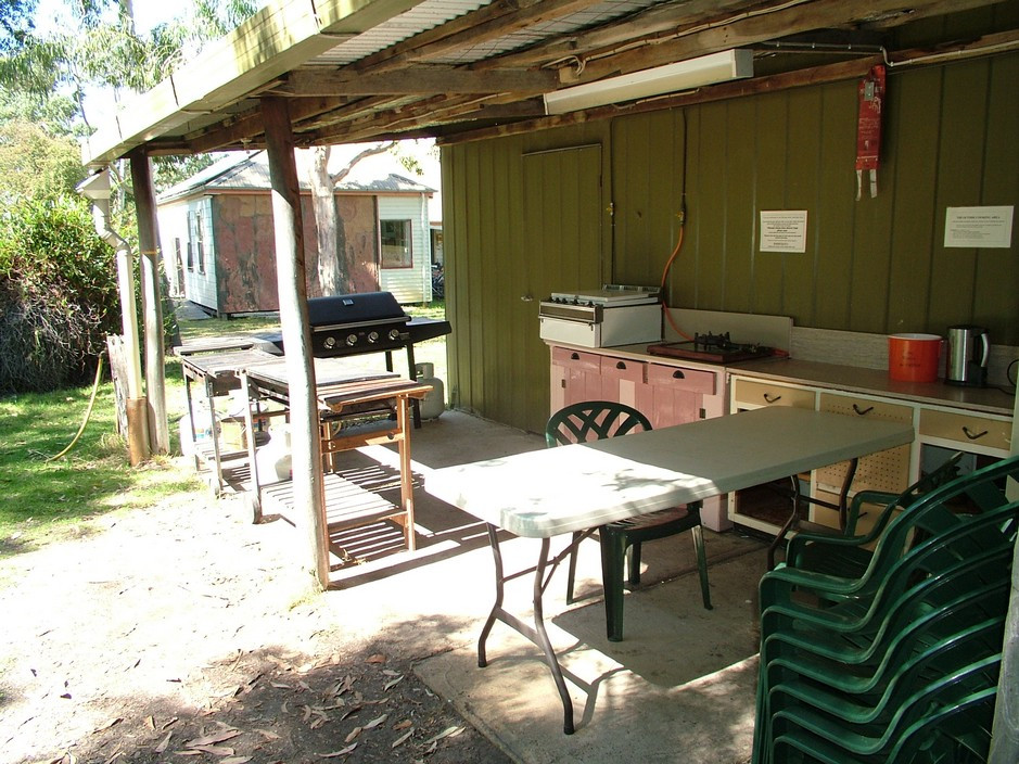 Camping Outdoor Kitchen
 Facilities at Grampians Paradise include Hot Showers