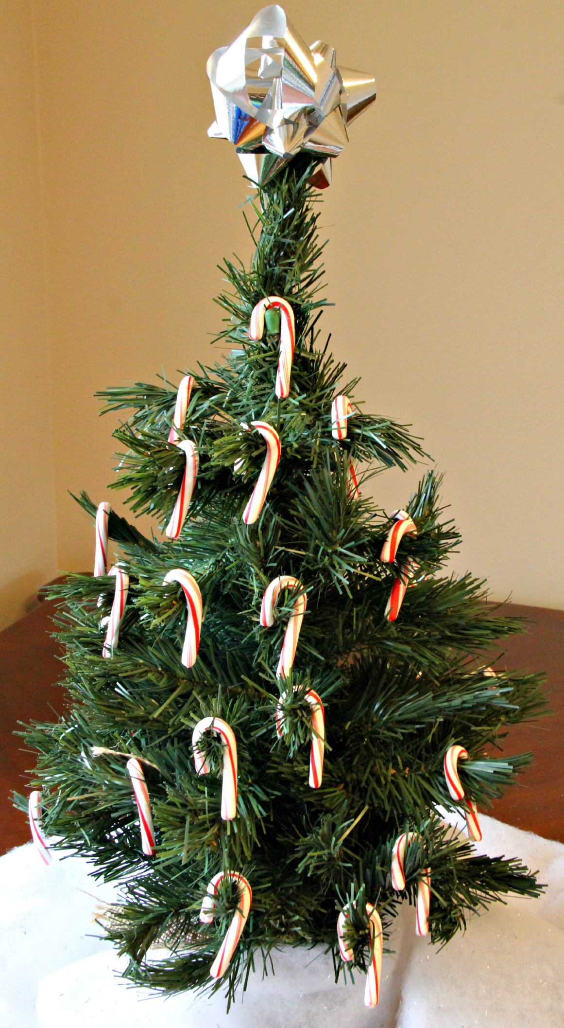 Candy Cane Christmas Tree
 46 Famous Candy Christmas Tree Decorations Ideas