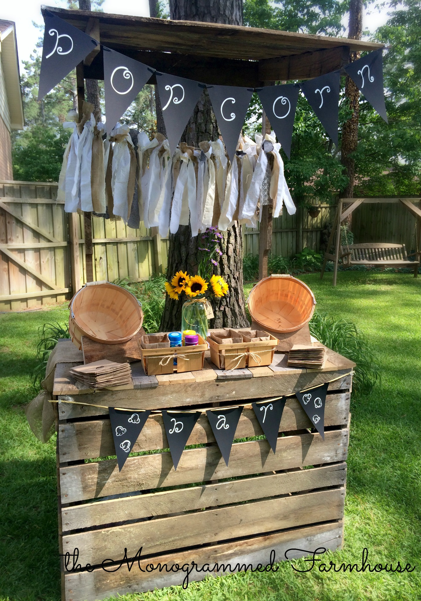 Chic Simple Backyard Graduation Party Decorating Ideas
 Rustic Country Themed Graduation Party
