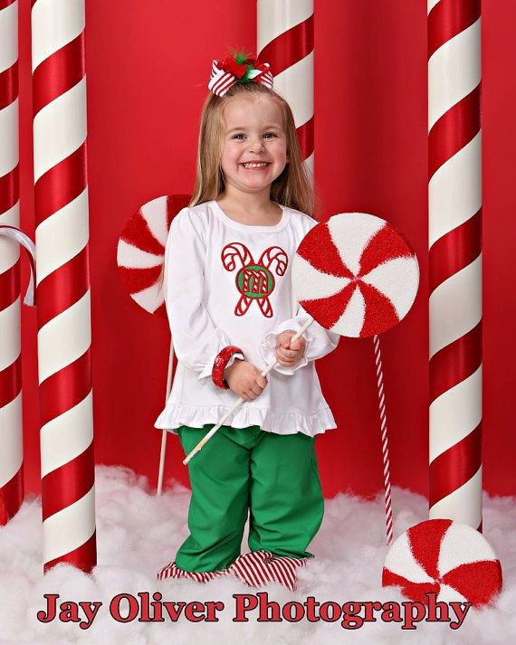 Christmas Backdrops DIY
 DIY ideas for Christmas background props ribbon on white