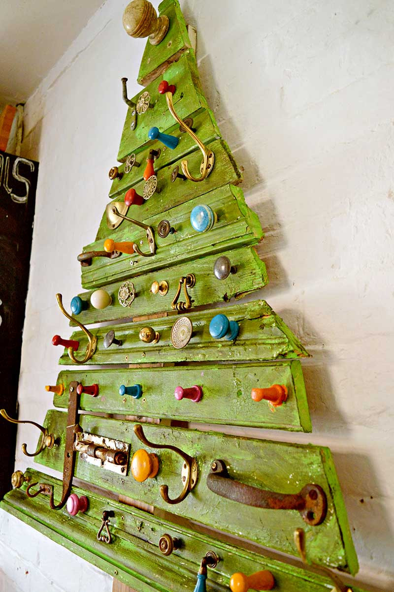 Christmas Trees DIY
 Unique DIY Wooden Christmas Tree With Knobs Pillar