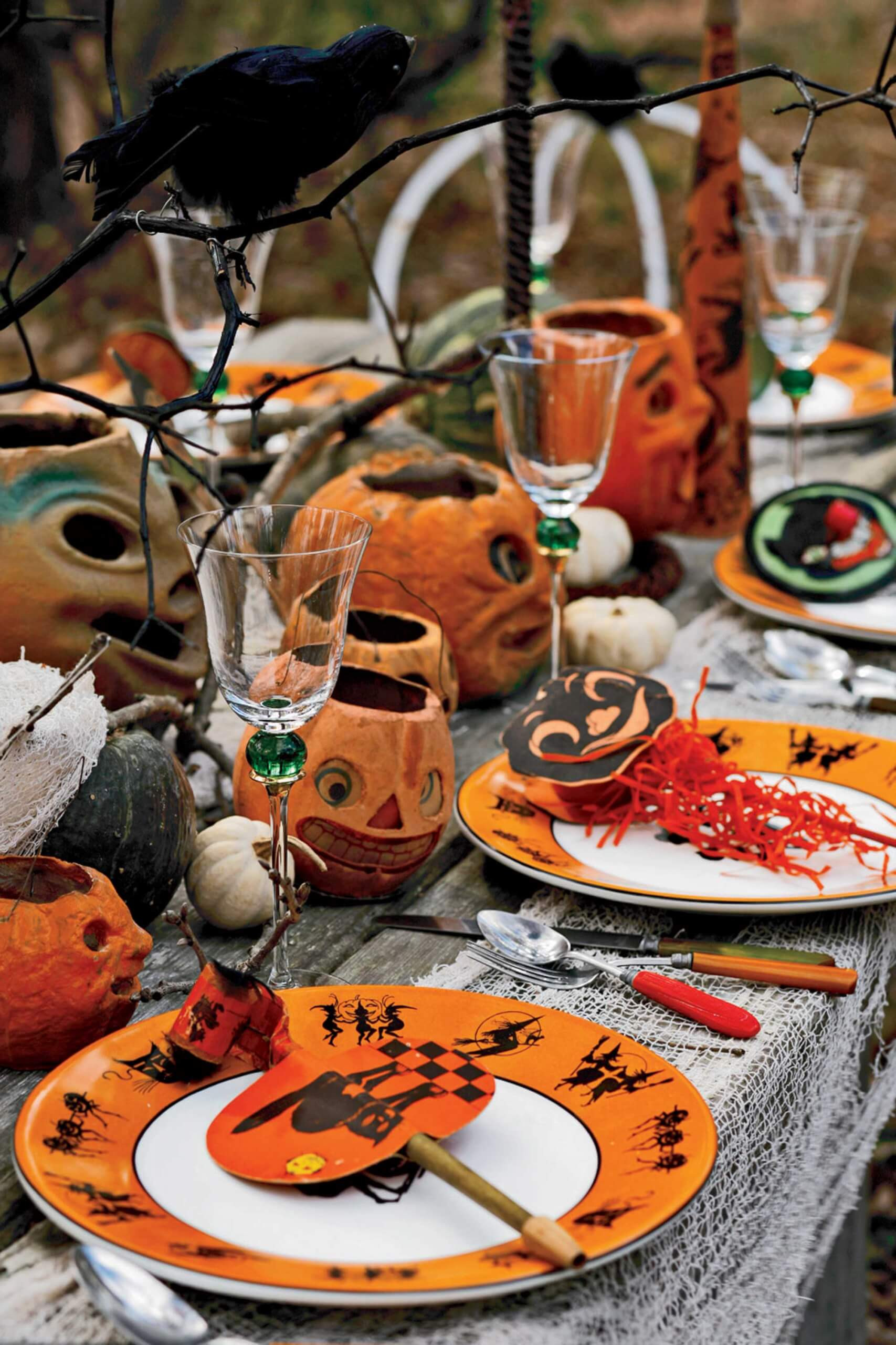 Classic Halloween Party Ideas
 5 Hauntingly Beautiful Halloween Tablescapes