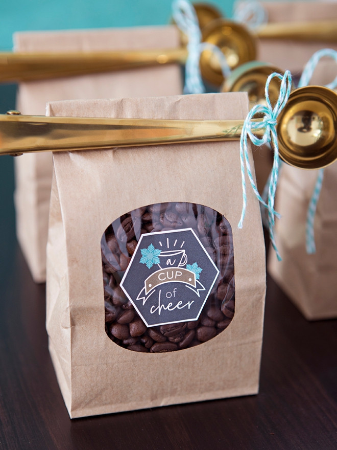 Coffee Wedding Favors DIY
 These DIY Coffee Favors With Metallic Scoops Are The Cutest