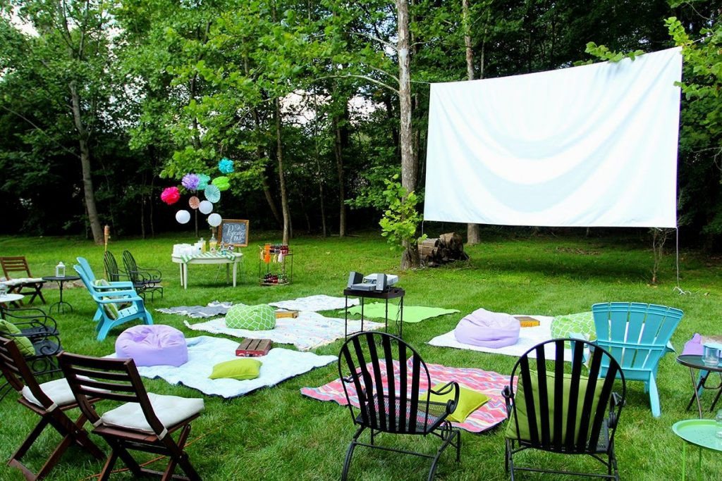 Cool Backyard Party Ideas
 Cool outdoor birthday party decor idea with projector for