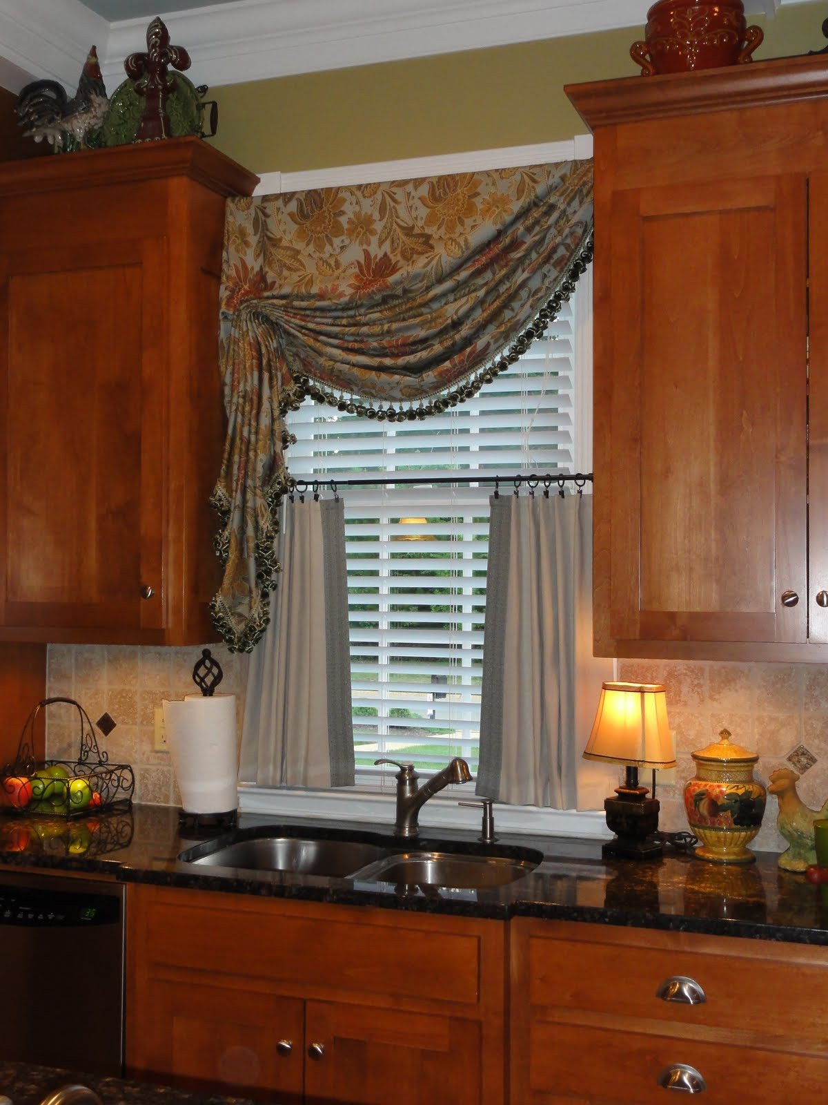 Curtain Kitchen Window
 Window Treatments for Small Windows in Kitchen – HomesFeed