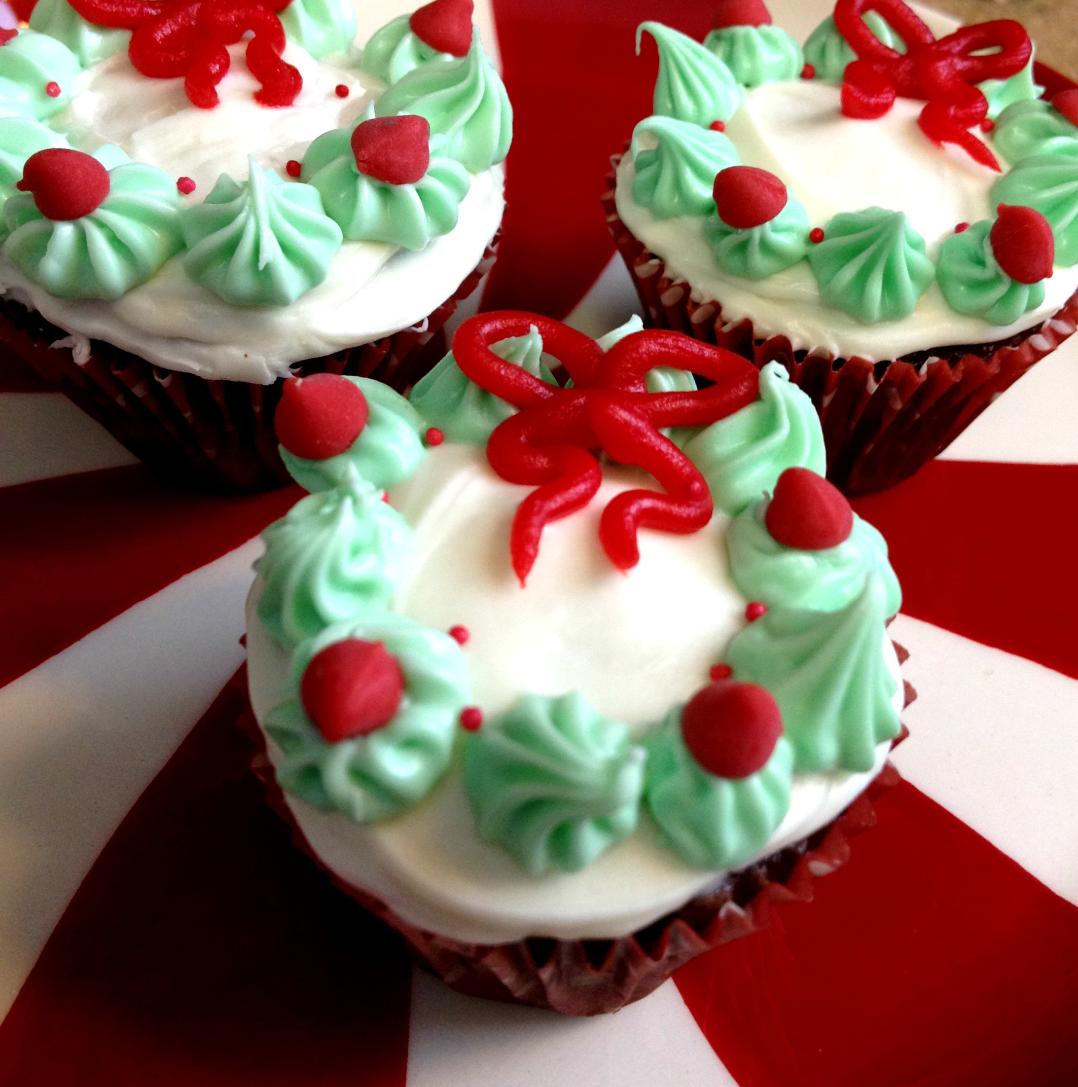 Cute Holiday Desserts
 Christmas Wreath Mini Cupcakes