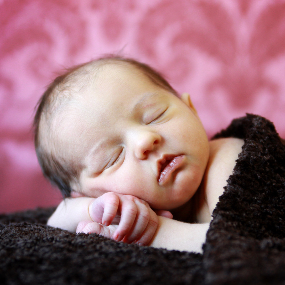 DIY Baby Photoshoot
 how to take newborn photos at home DIY baby photoshoot