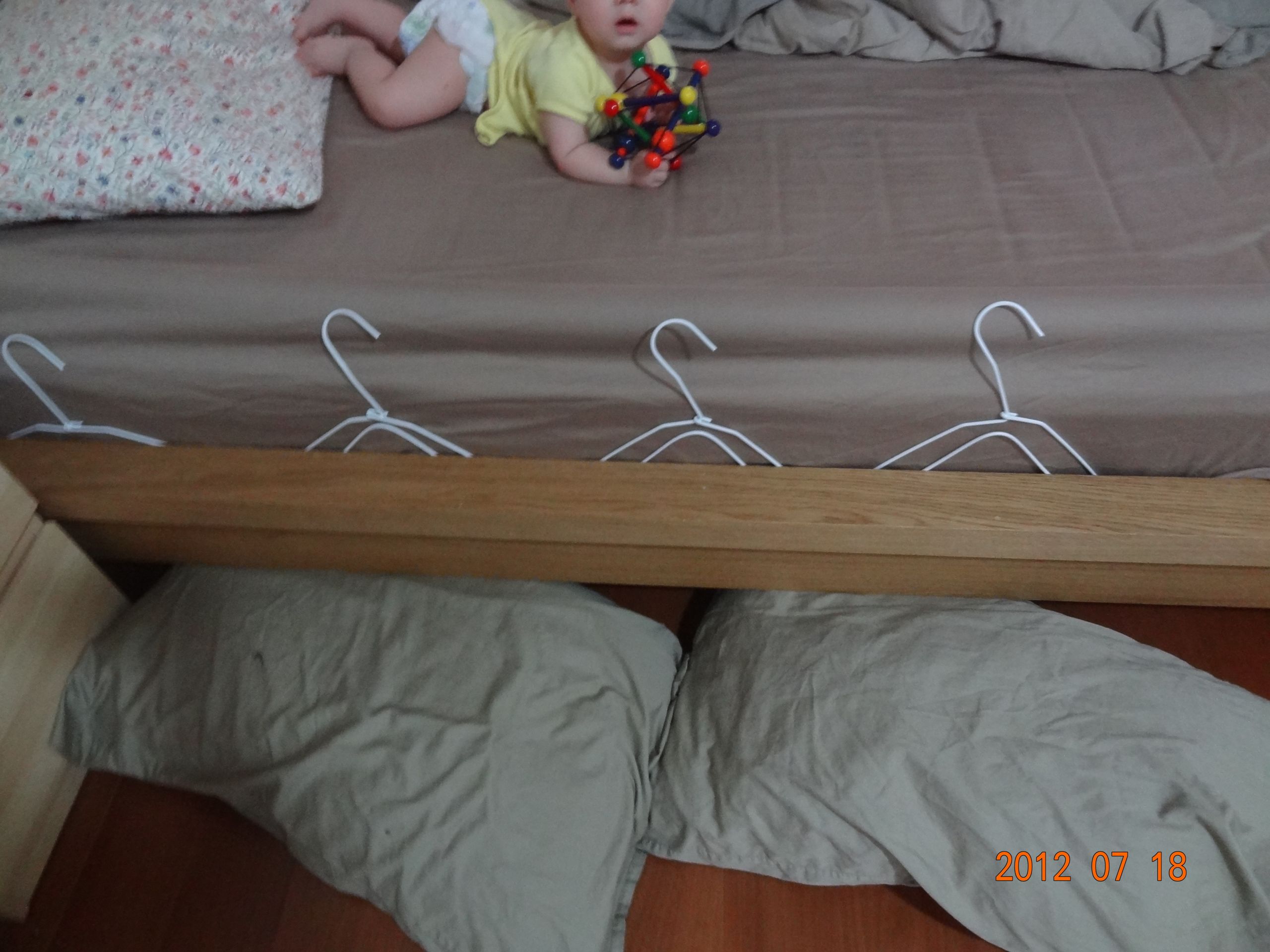 DIY Bed Rail For Toddler
 DIY baby Bedrail with swimming noodle