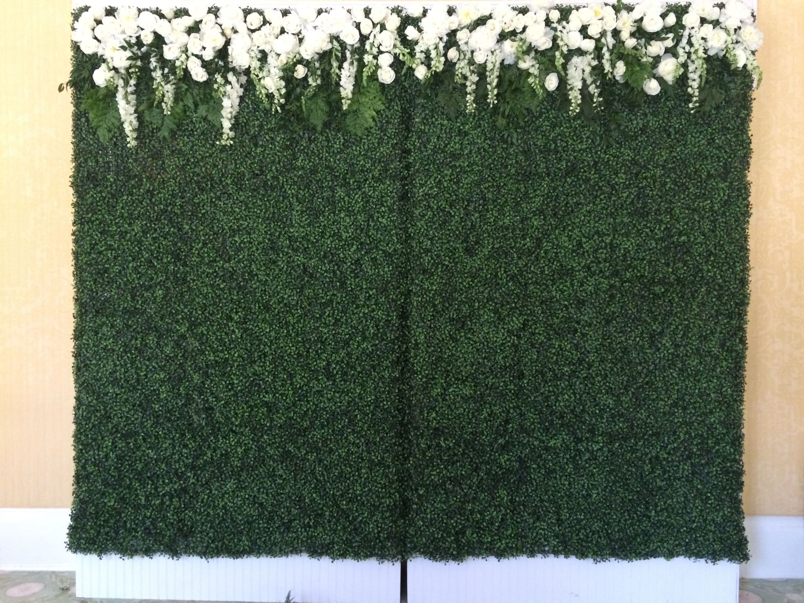 DIY Boxwood Backdrop
 Boxwood backdrop with dripping flowers in 2019