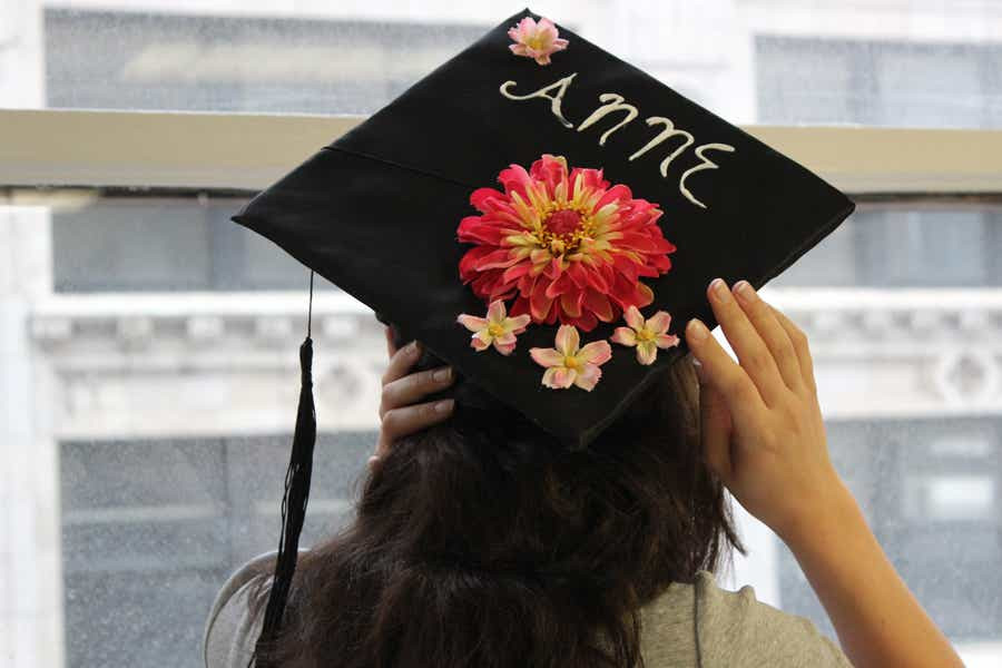 DIY Cap Decoration
 How to Decorate a Graduation Cap with Flowers