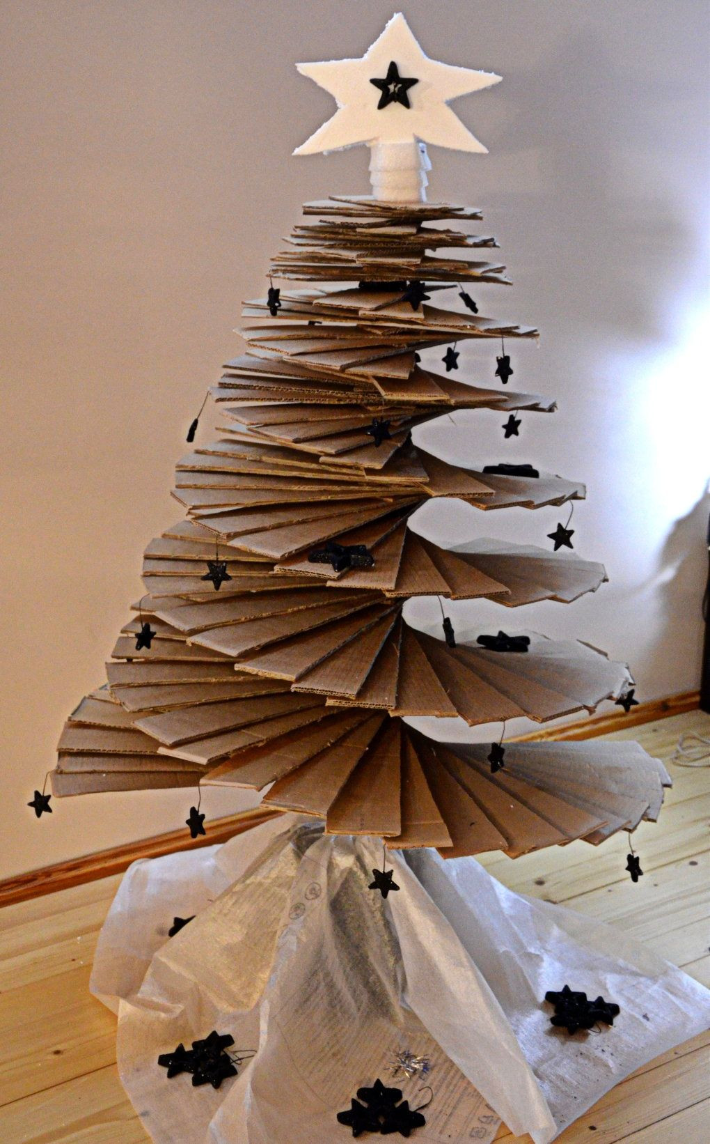 DIY Cardboard Christmas Tree
 DIY Modern Cardboard Christmas Tree