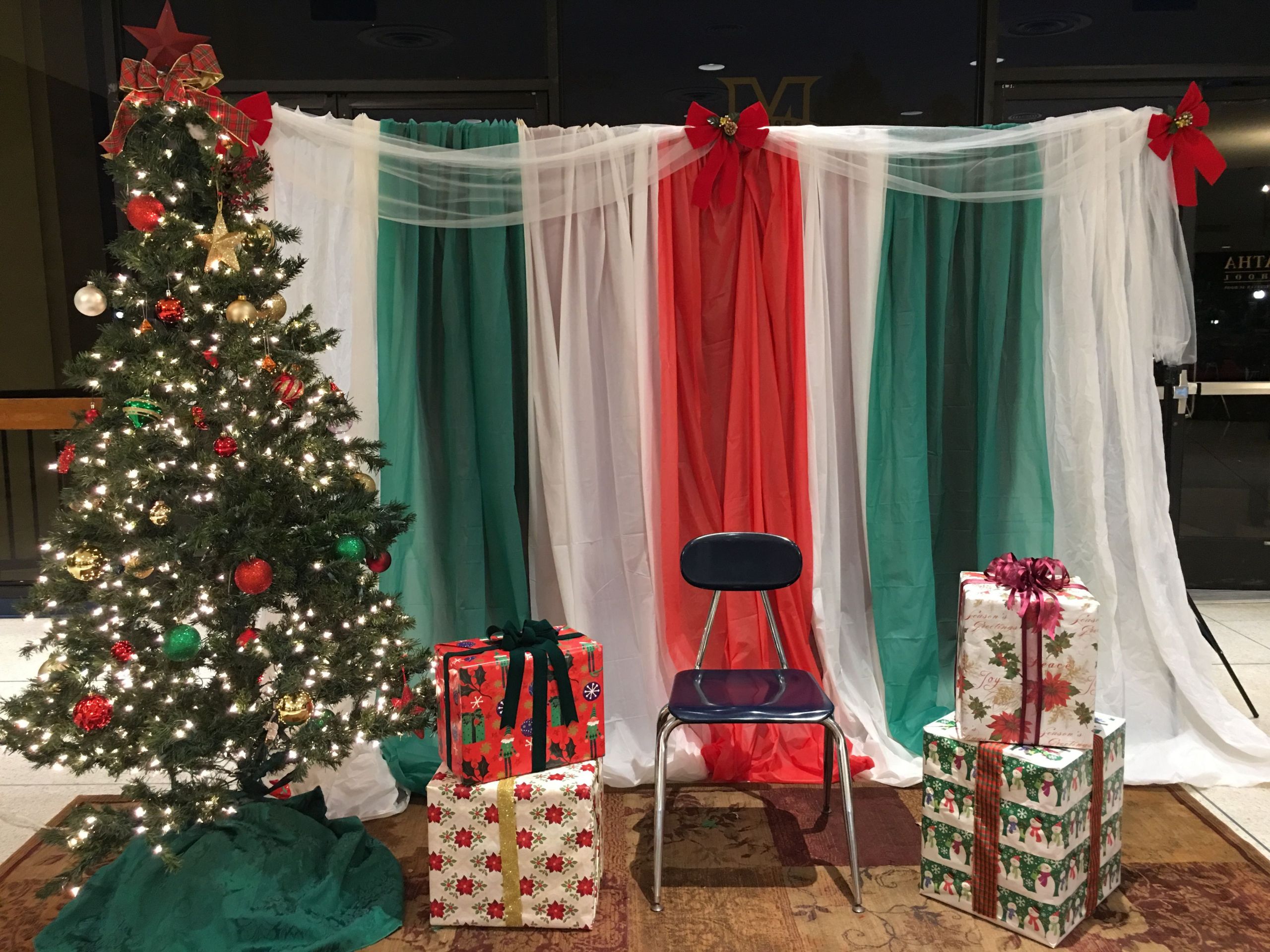 DIY Christmas Backdrop
 DIY easy Christmas Santa photobooth backdrop plastic