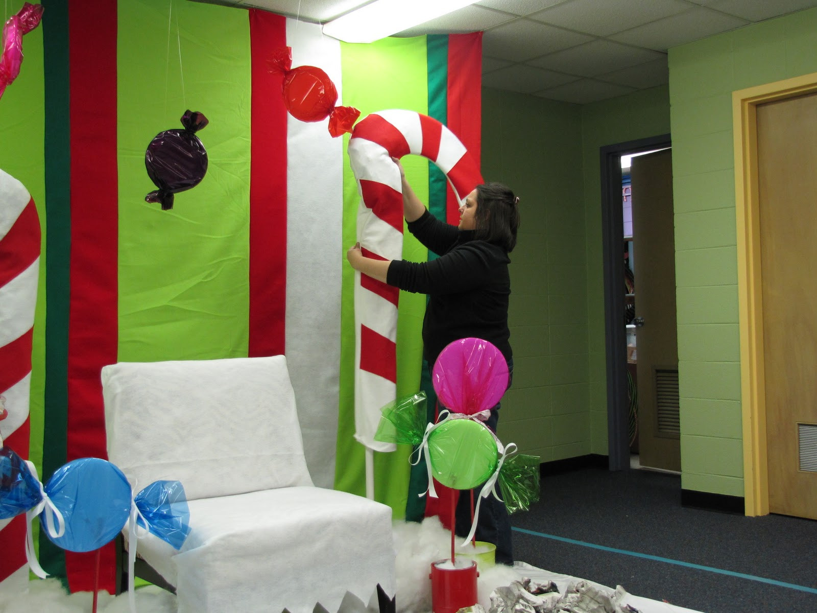 DIY Christmas Backdrop
 TOTEally Posh Drowning in Felt