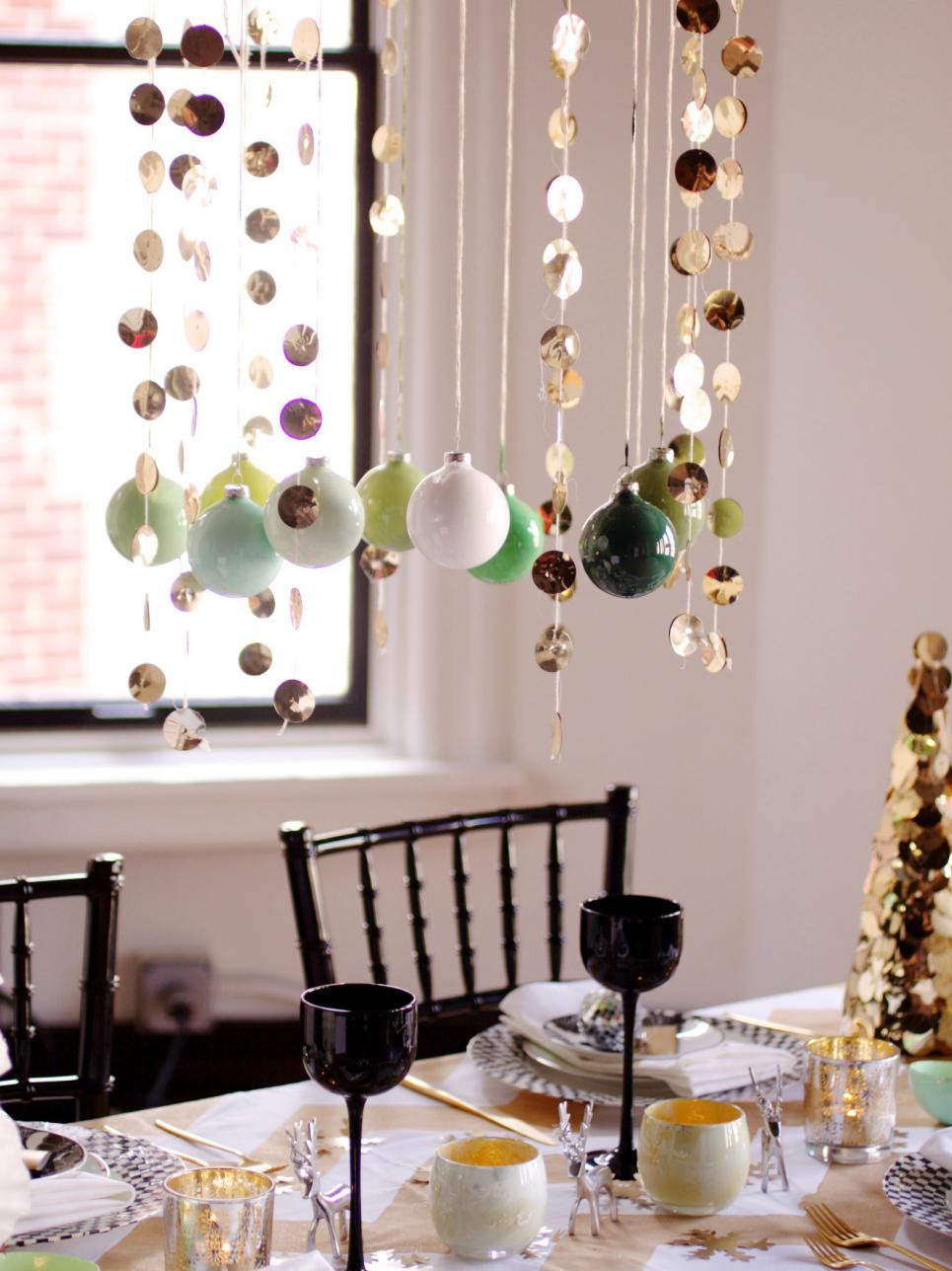 DIY Christmas Centerpieces
 Decorate The Tables With These 50 DIY Christmas Centerpieces