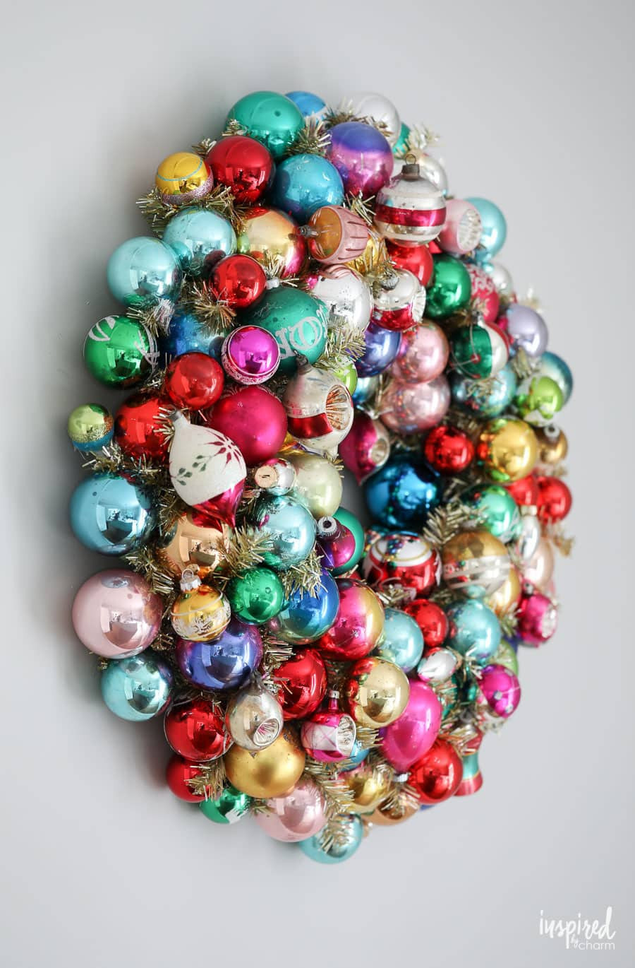 DIY Christmas Ornament Wreath
 How to Make a DIY Vintage Christmas Ornament Wreath