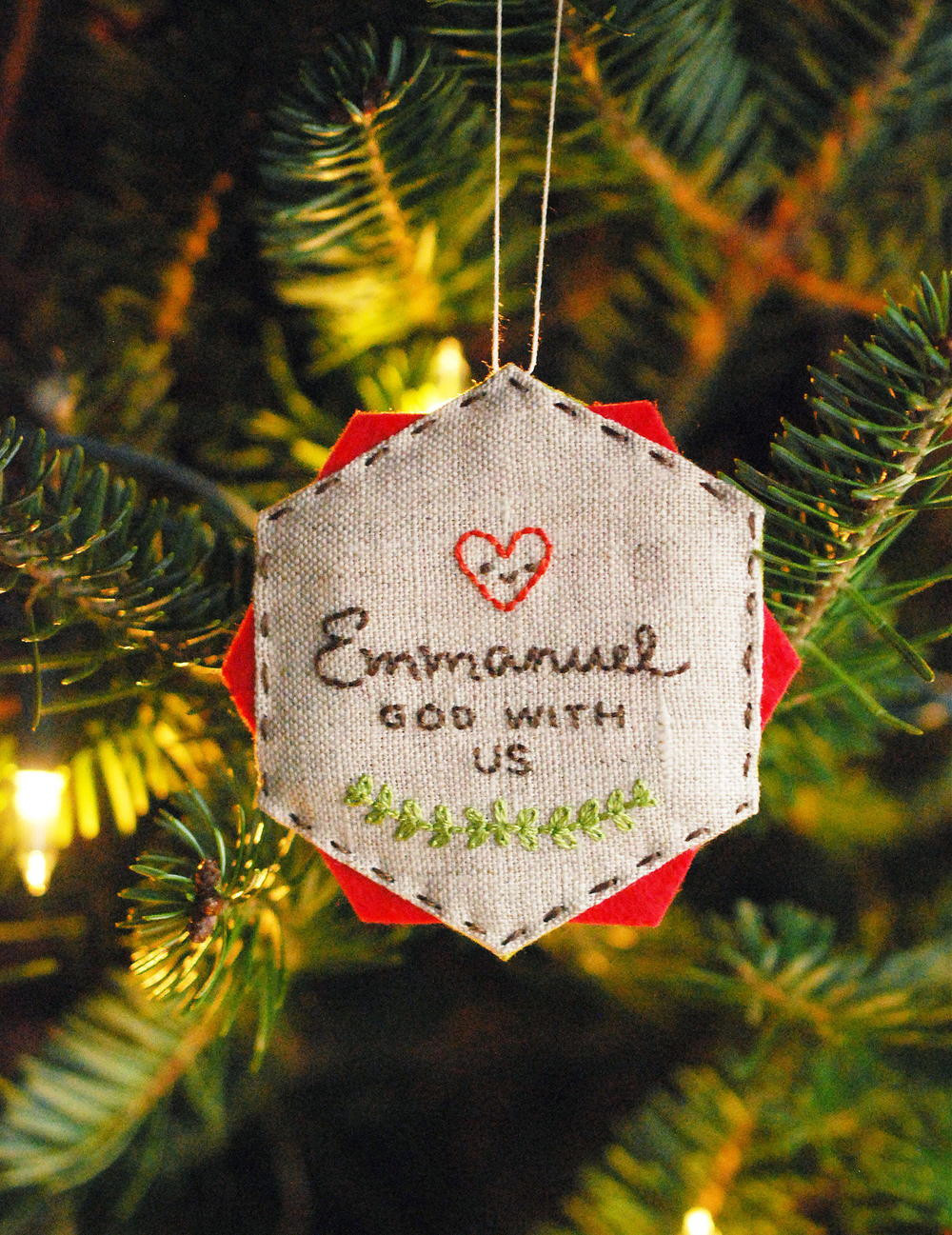 DIY Christmas Ornaments With Pictures
 Easy Embroidered DIY Christmas Ornament