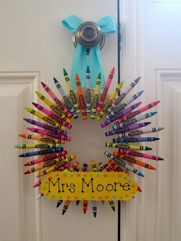 DIY Classroom Decorations
 Cool and easy crafts – DIY crayon wreath ideas