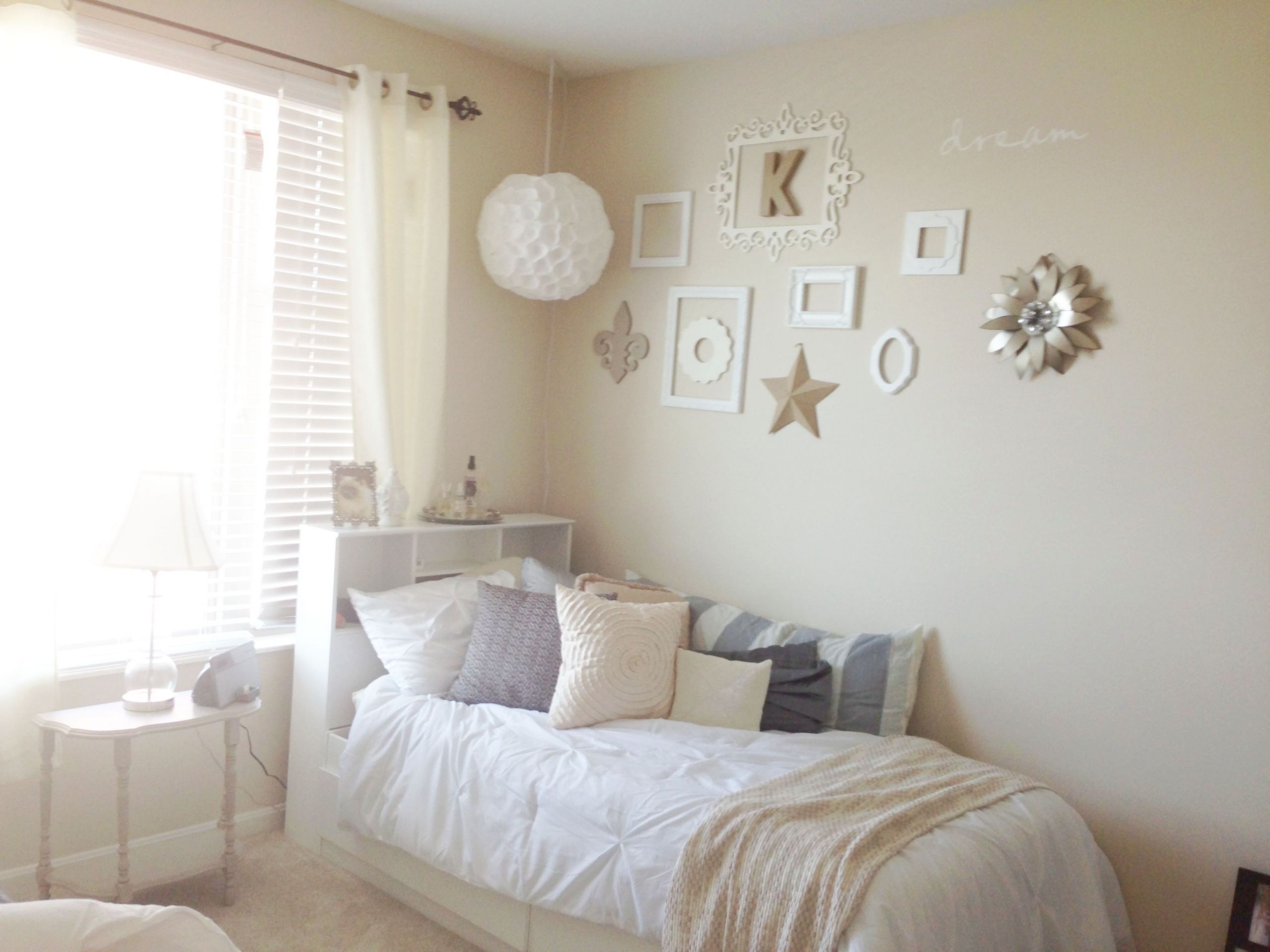 DIY College Apartment Decorating
 Chic college apartment bedroom even though it seems