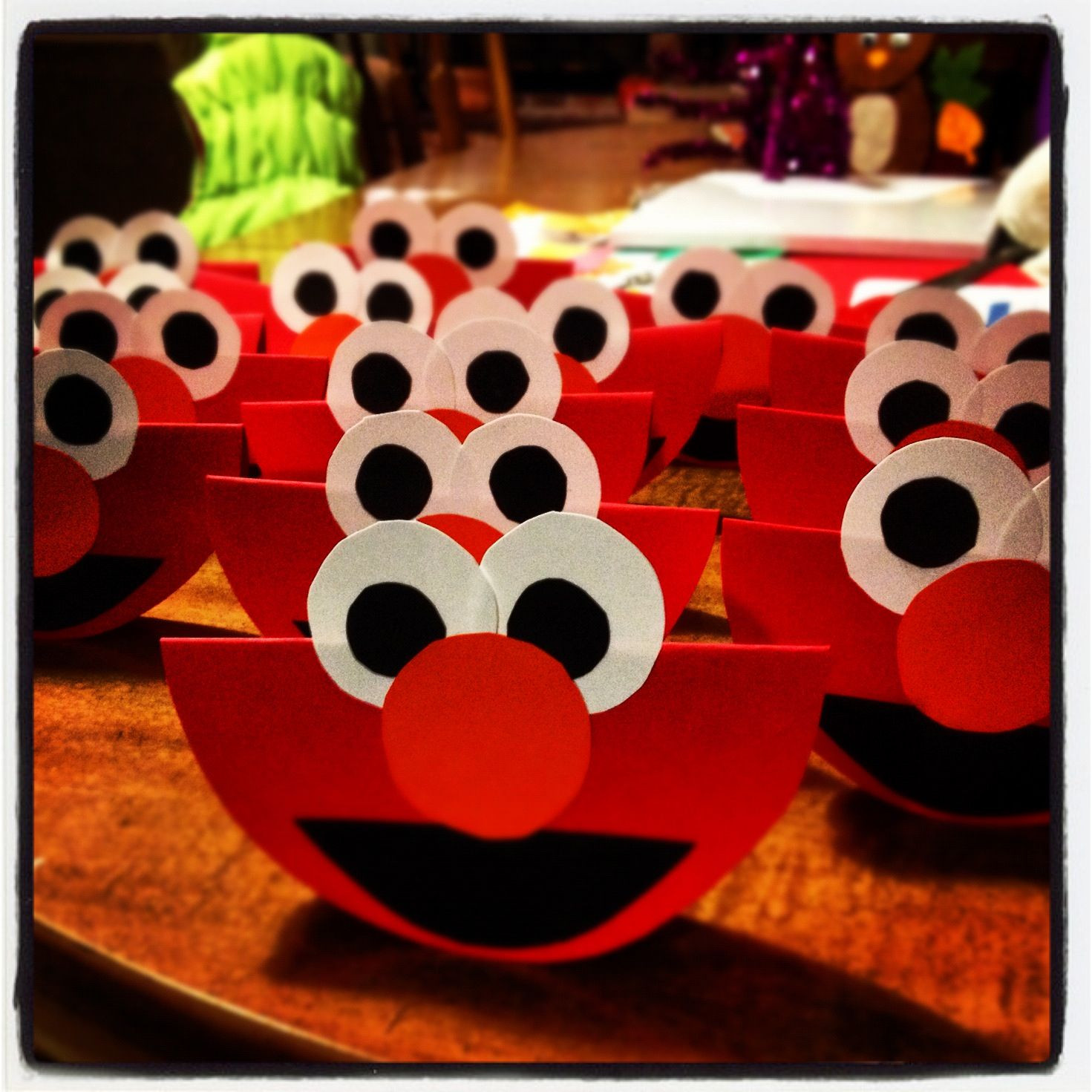 DIY Elmo Decorations
 mamma iya DIY Elmo Themed Party