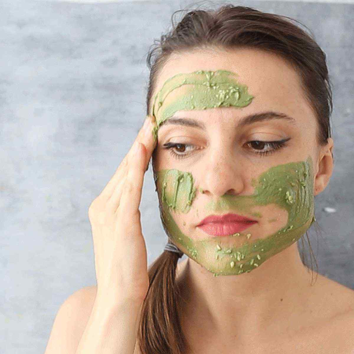 DIY Face Mask For Sensitive Skin
 Healing DIY Face Mask for People with Sensitive Skin
