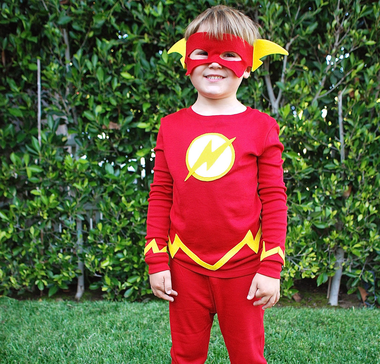 DIY Flash Costume
 Easy To Make DIY Superhero Costume for Kids DECORILO