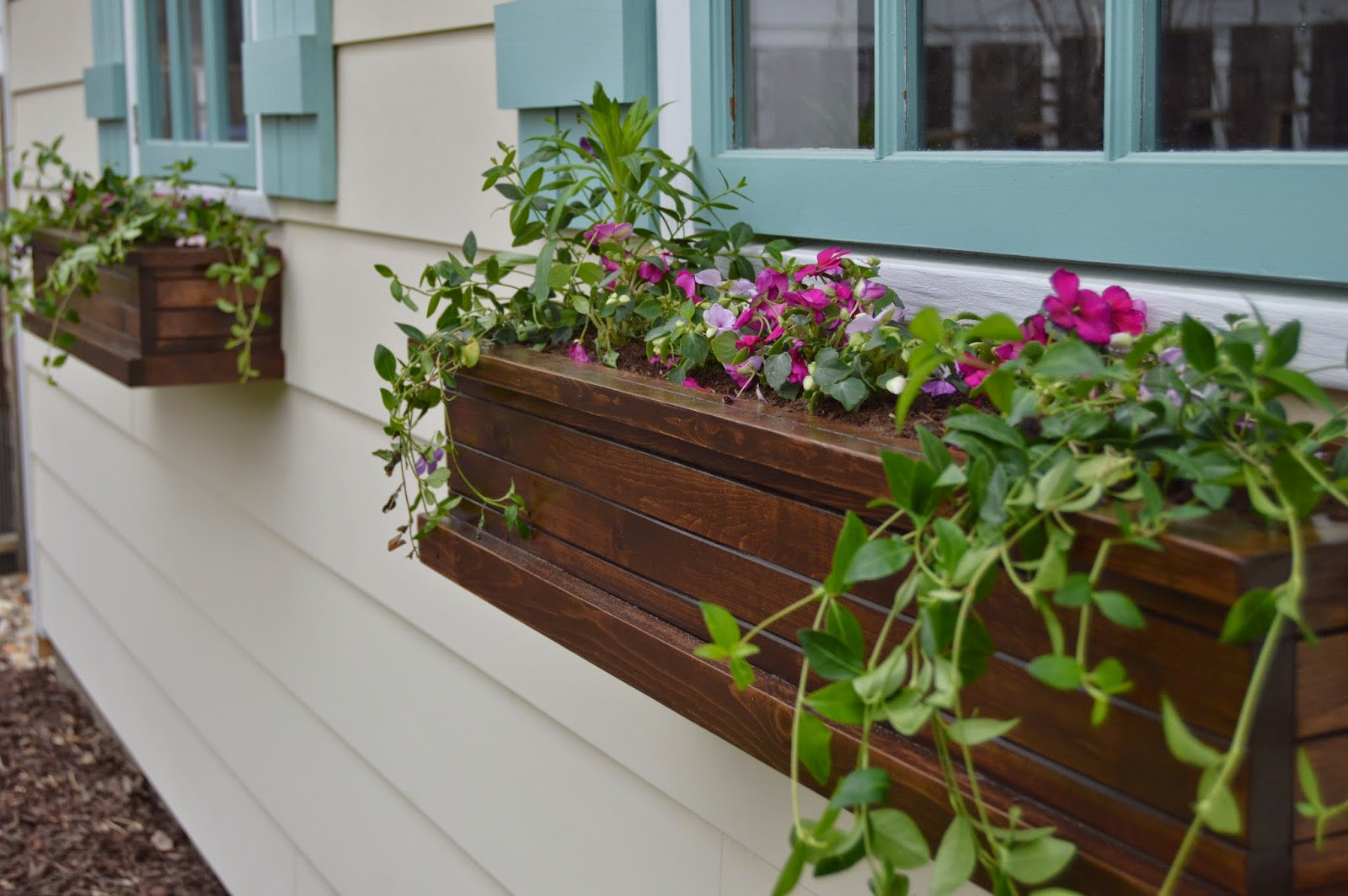 DIY Flower Boxes
 Remodelaholic