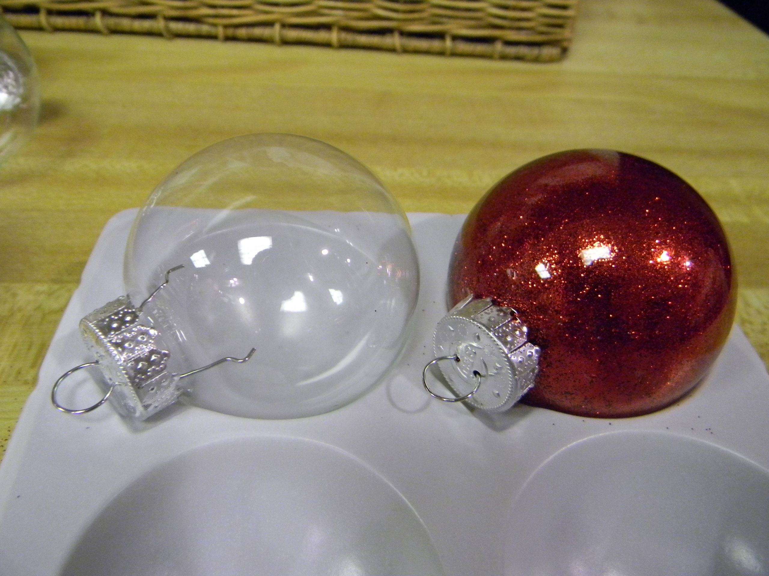 DIY Glitter Ornaments With Hairspray
 DIY Glitter Ornaments