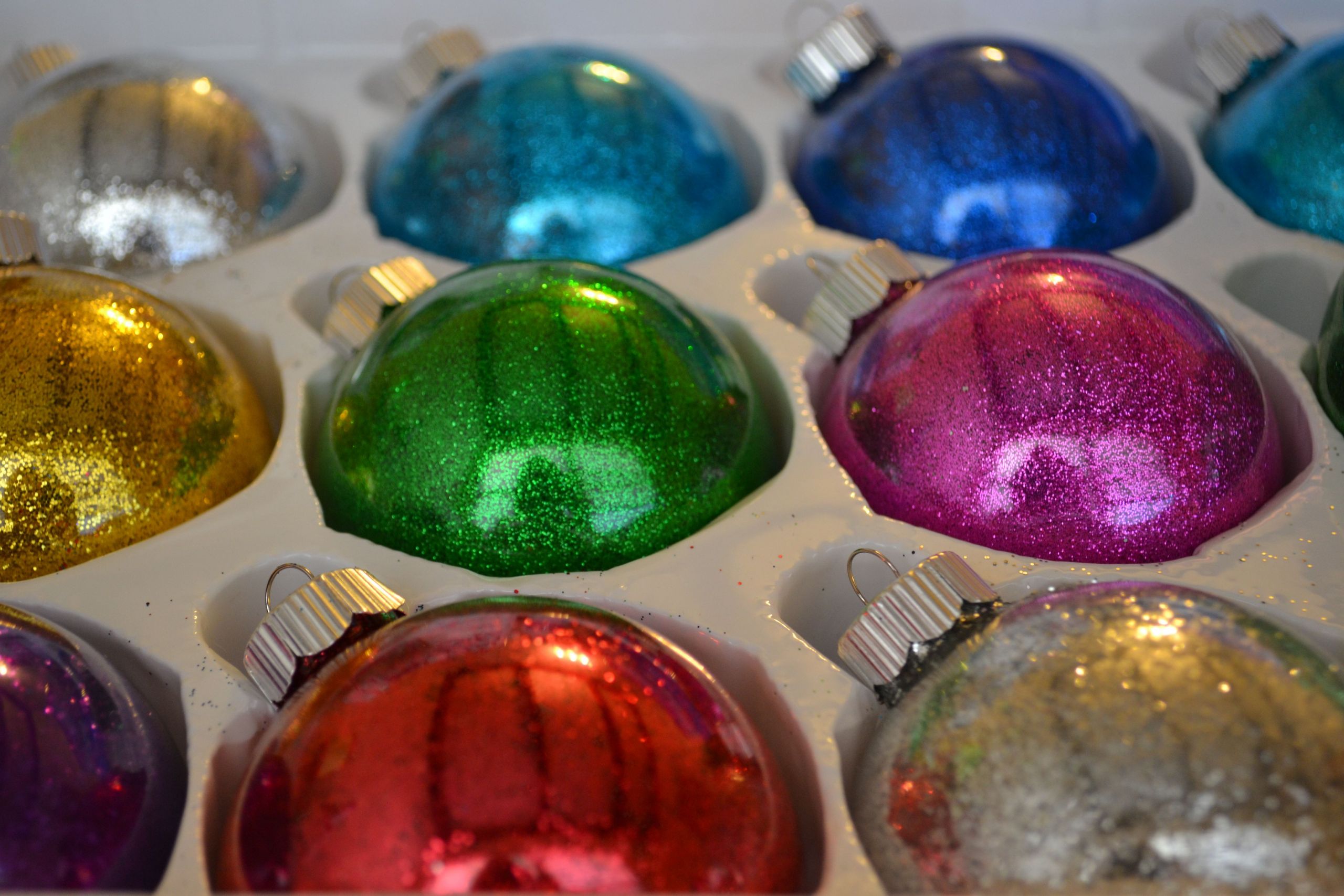 DIY Glitter Ornaments With Hairspray
 DIY Glitter Christmas Ornaments Hairspray and glitter So