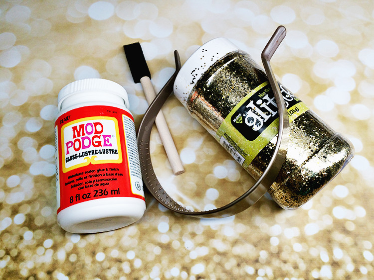 DIY Glitter Ornaments With Hairspray
 DIY Glitter Headband Hairspray and Highheels